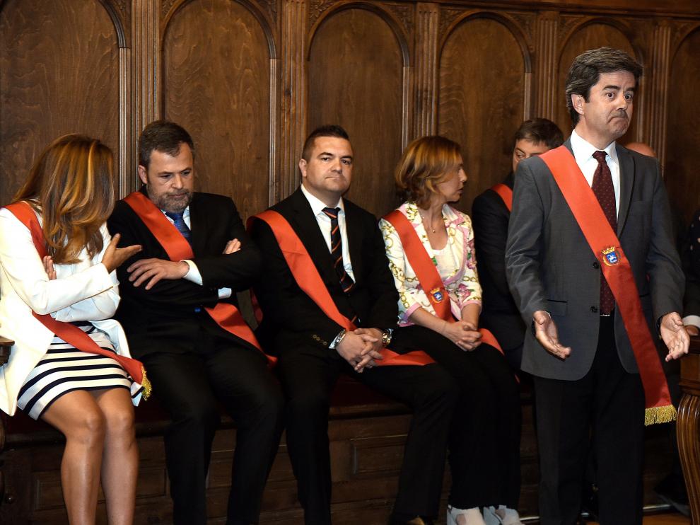 Momento de la investidura del socialista Luis Felipe, sorprendido por su elección, y detrás Ana Alós (PP) pidiendo explicaciones a José Luis Cadena (Cs) por el voto en blanco.