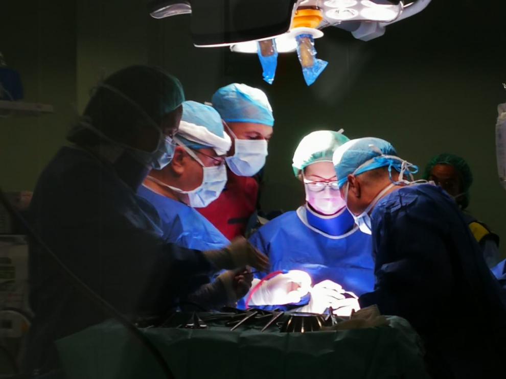Los tres médicos iraquíes participaron ayer en una intervención de cuello en el hospital Clínico de Zaragoza.