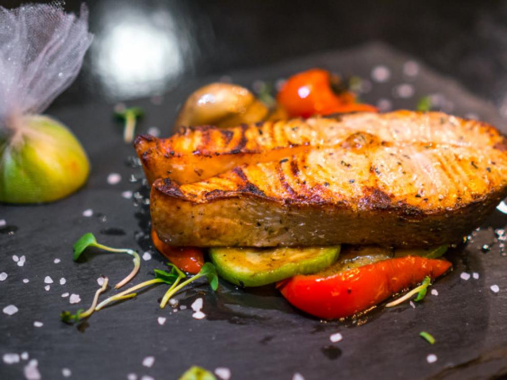 Pescado muy hecho, filete de salmón.