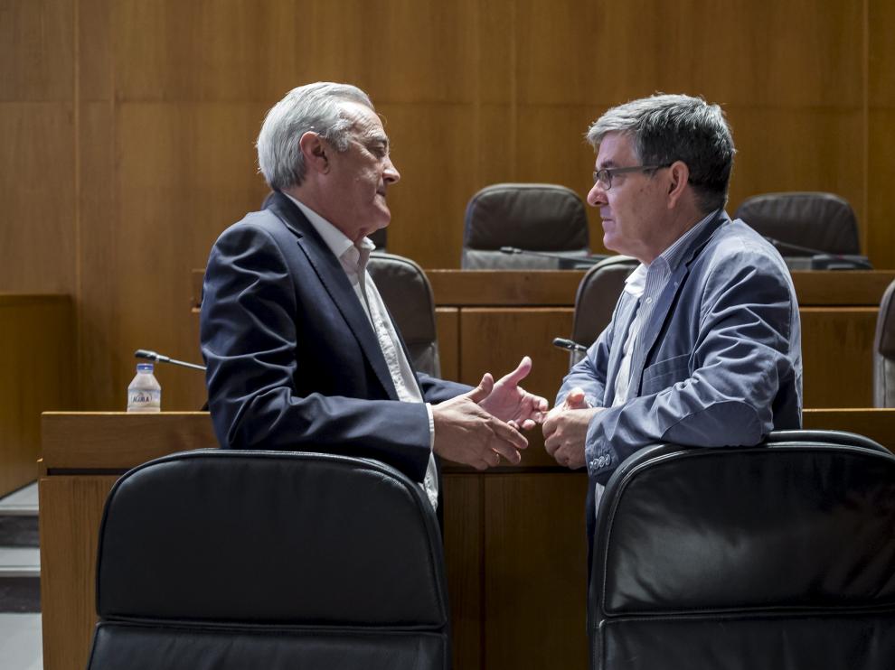 Javier Sada y Vicente Guillén, en un pleno de las Cortes de Aragón.
