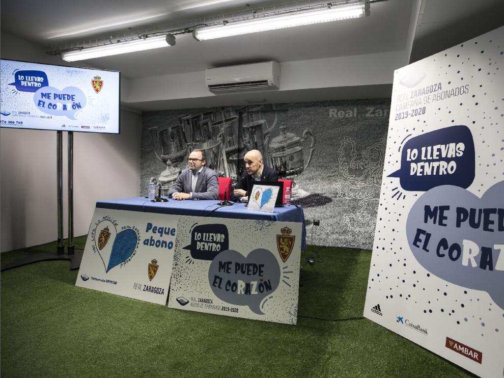 Fernando Sainz de Varanda, vicepresidente de la SAD, y Carlos Arranz, responsable de Marquetin, en la presentación de la campaña de abonos del Real Zaragoza este miércoles en La Romareda.