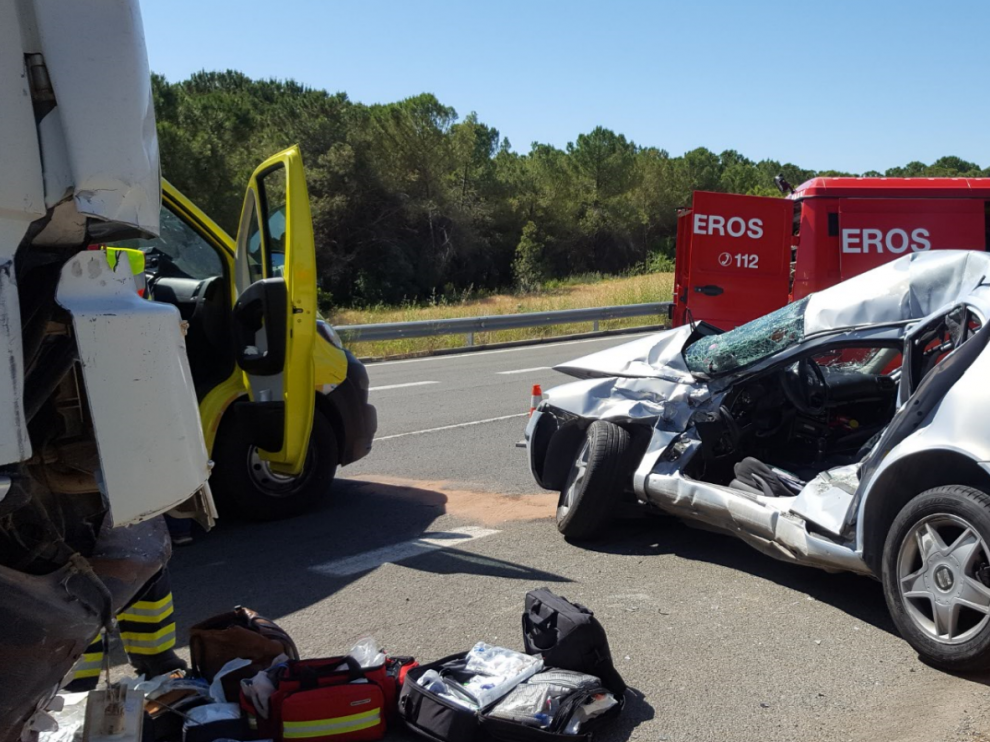 El vehículo pesado ha impactado contra el lateral del coche a la altura de la plaza del conductor y lo ha arrastrado durante un centenar de metros.