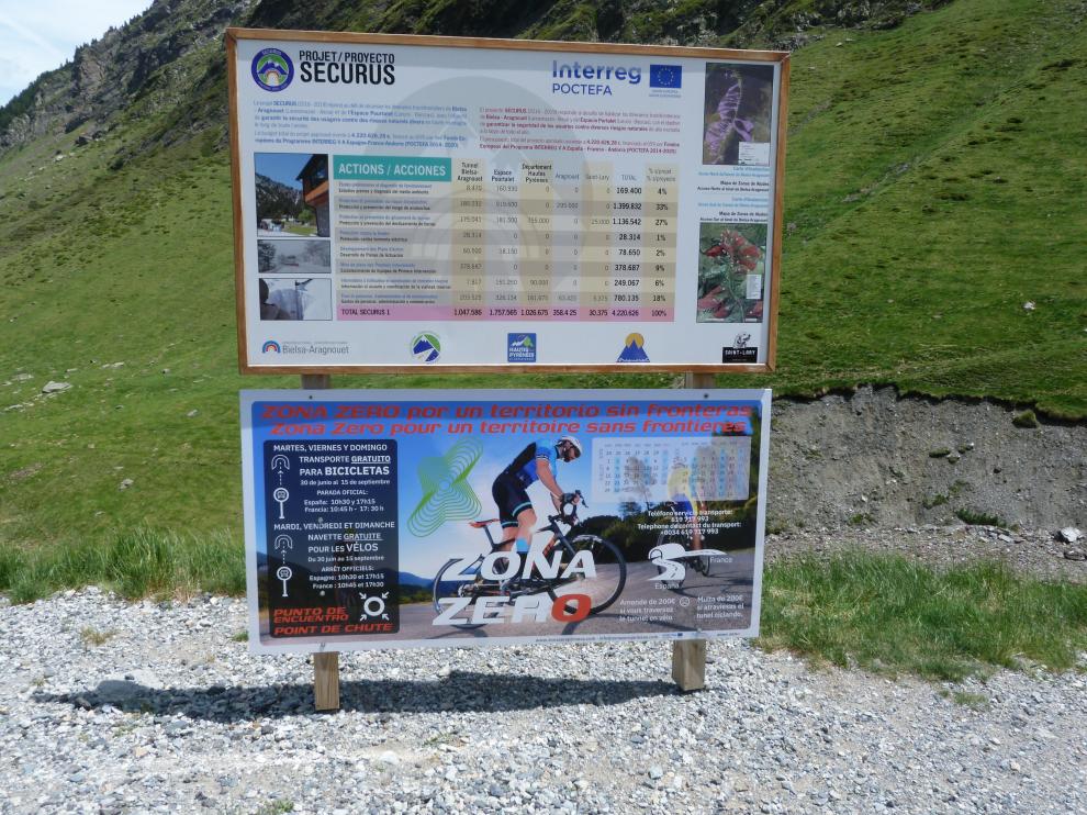 Cartel informativo del nuevo servicio que se ofrece en el túnel de Bielsa para el paso de bicicletas.