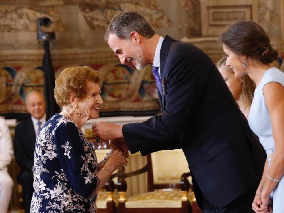 Clotilde Veniel Gómez junto a los Reyes de España.