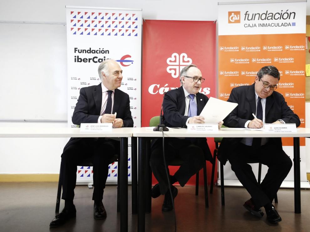 José Luis Rodrigo (Fundación Ibercaja), Carlos Saura (Cáritas Aragón-La Rioja) y Juan Álvarez (Fundación Caja Inmaculada) en la firma del convenio de colaboración para el proyecto 'Sumando empleo'.