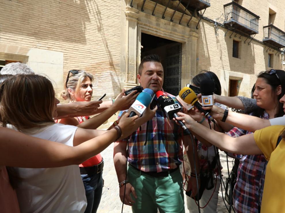 El concejal de Vox Antonio Laborda, durante su comparecencia este miércoles a las puertas del Ayuntamiento de Huesca.