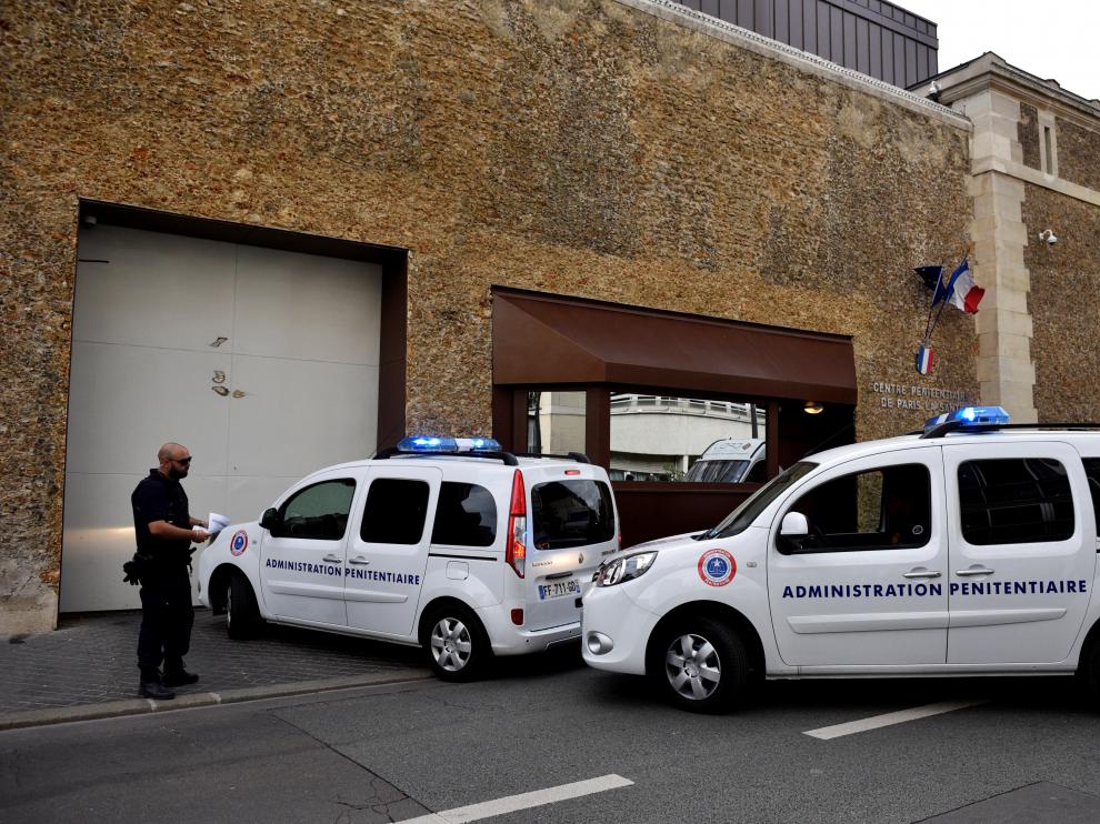 Un convoy para transportar prisioneros, ante la prisión de La Sante donde está Ternera.