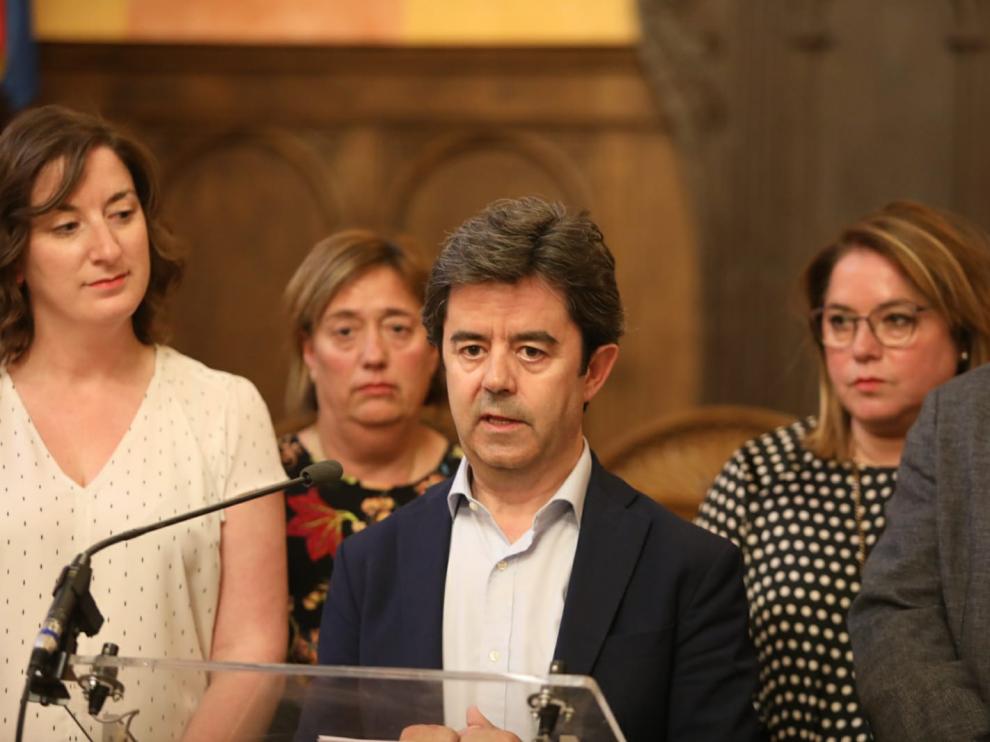 Luis Felipe, rodeado de algunos de sus concejales, en el Salón del Justicia.