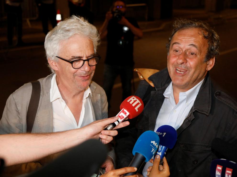 Michel Platini y su abogado a la salida de la oficina anticorrupción donde declaró durante 15 horas