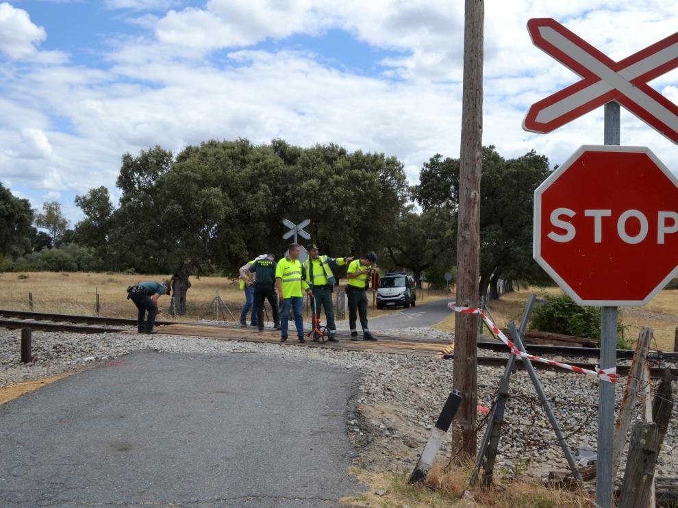 Efectivos de la Guardia Civil trabajan en el lugar del accidente.
