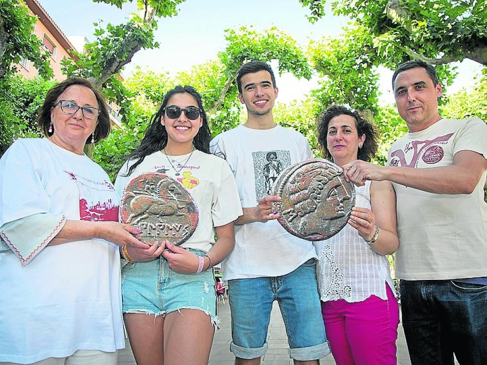 Representantes de Auch y Calatayud, con la moneda hallada