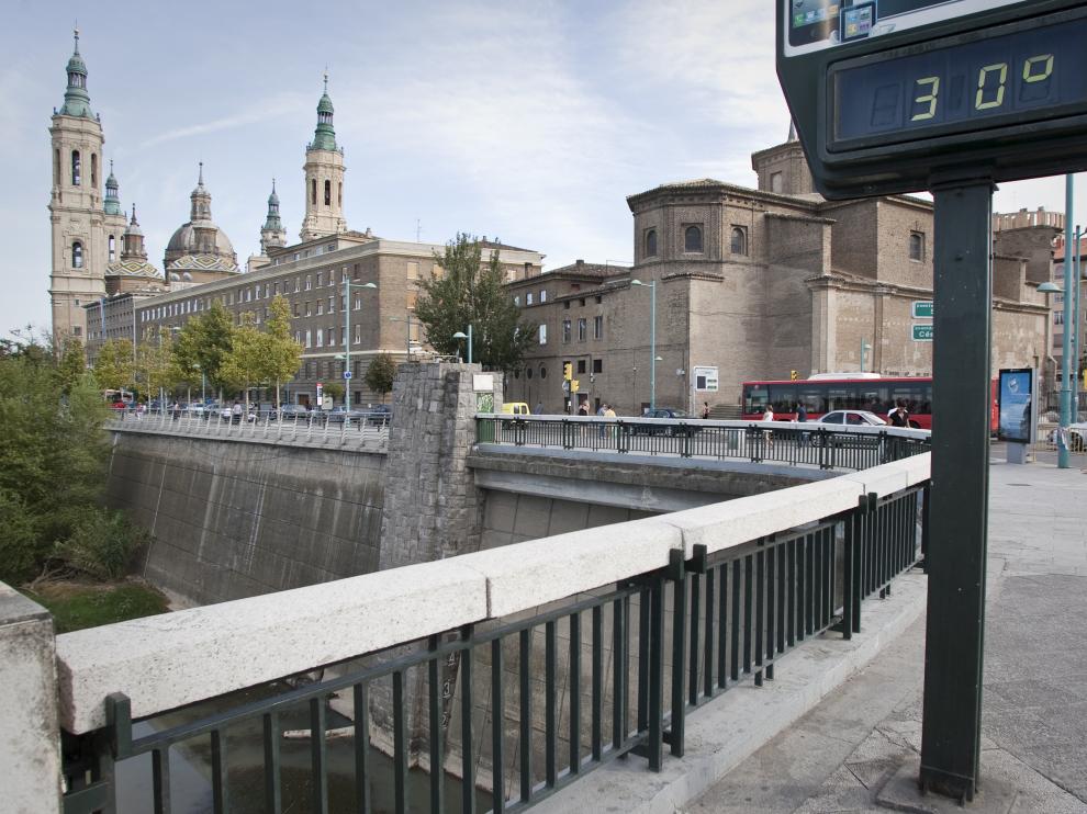 Un termómetro con 30 grados en Zaragoza