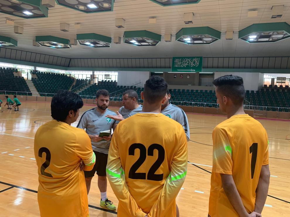 Alberto Arteaga, libreta en mano, durante un entrenamiento con la selección de fútbol sala de Arabia Saudí.