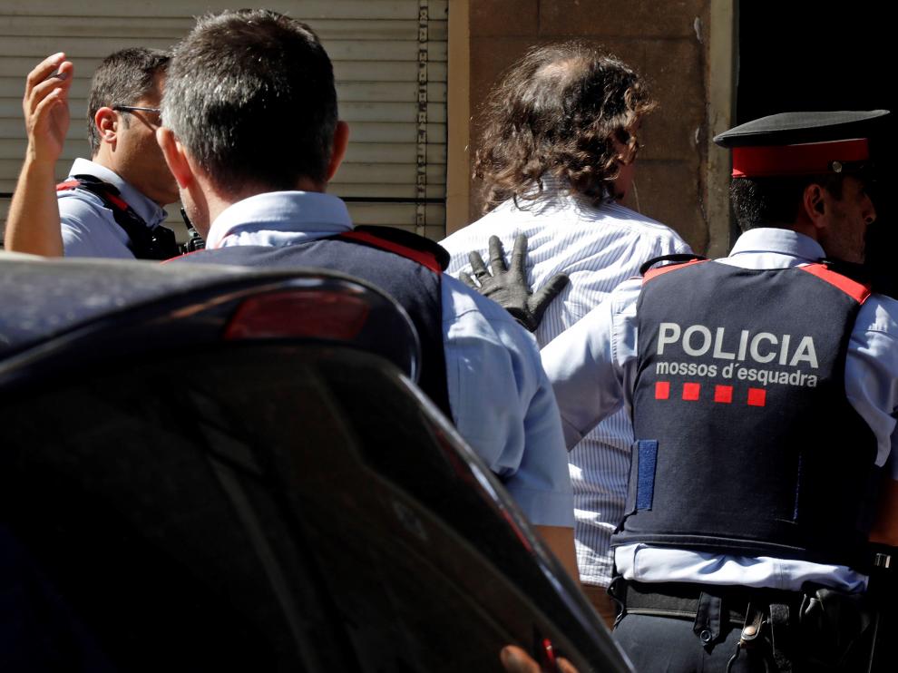 Los Mossos han trasladado al detenido a la vivienda que compartía con la víctima, donde han realizado un registro.