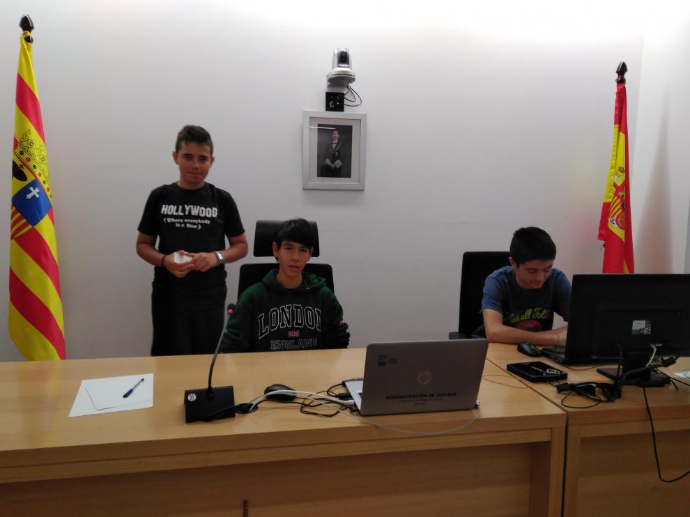 Los alumnos mediadores, en una de las salas de los juzgados de Huesca