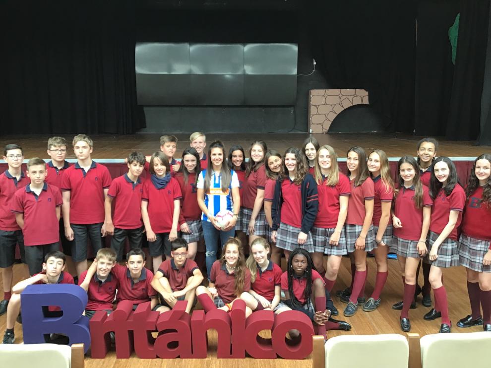 Los alumnos con la futbolista zaragozana Marta Cardona