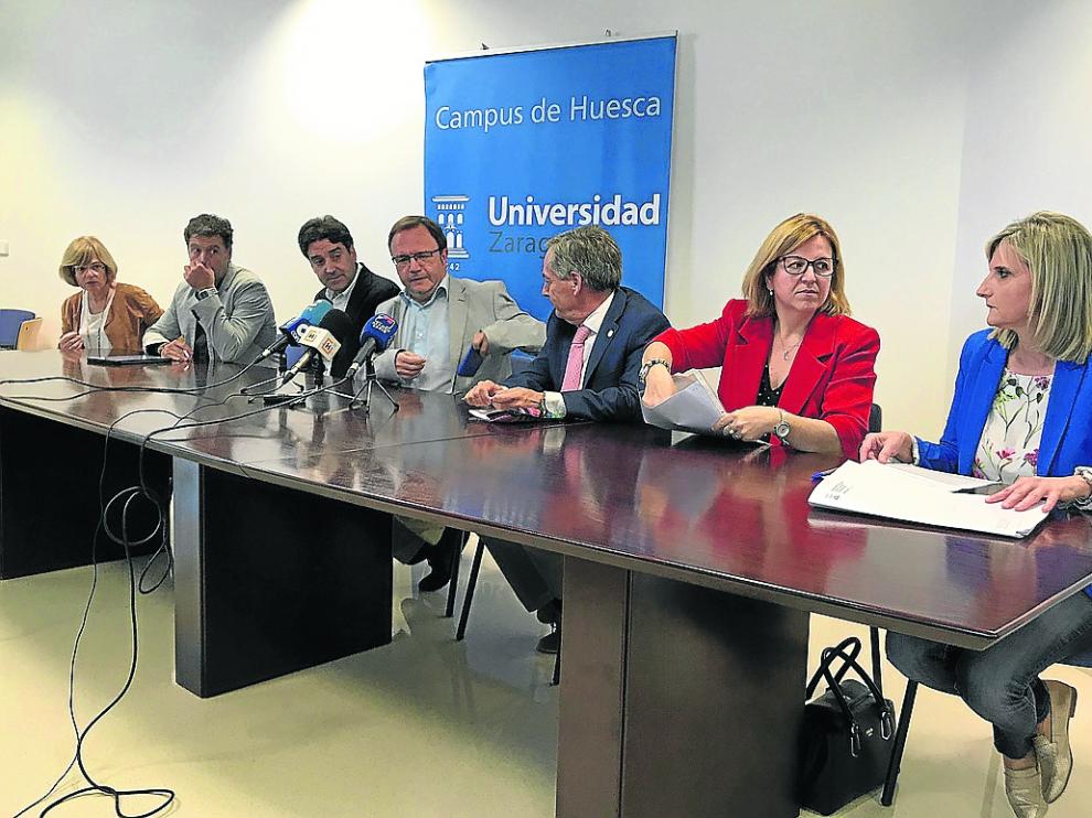 Dueñas y Sanz, en el centro, con los decanos y directores de los cinco centros universitarios de Huesca.
