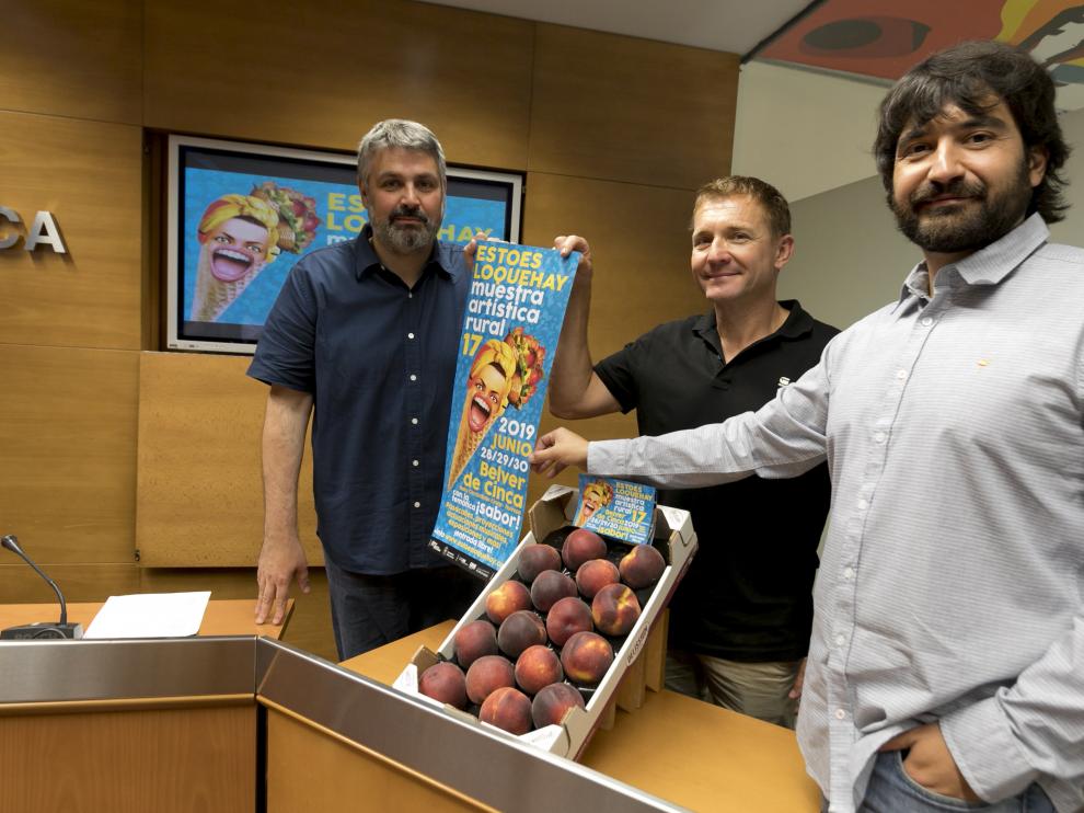 Juanjo Javierre, técnico del Área de Cultura de la DPH; Javier Carrasquer, alcalde de Belver de Cinca y Pablo Pérez Terré, director de la muestra.