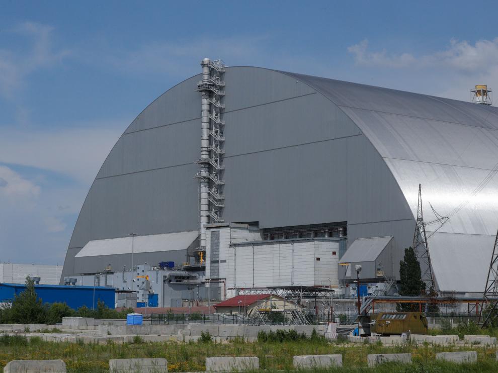 KIV24. Chernobyl (Ukraine), 07/06/2019.- The new protective shelter over the remains of the nuclear reactor Unit 4 at the Chernobyl nuclear power plant, is seen through a bus window in Chernobyl, Ukraine, 07 June 2019. The miniseries Chernobyl (2019) made by HBO depicts the explosion`s aftermath, the vast clean-up operation and the subsequent inquiry. The success of a U.S. television miniseries examining the world`s worst nuclear accident has driven up the number of tourists wanting to see the plant and the ghostly abandoned town of Prypyat as local media report. (Ucrania) EFE/EPA/SERGEY DOLZHENKO Visitors attend a tour of the shooting locations of the Chernobyl series at the abandoned zone next the Cernobyl nuclear power plant.