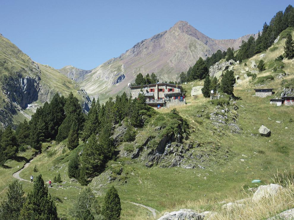 El GR 11 nos lleva hasta el refugio de montaña de Estós.