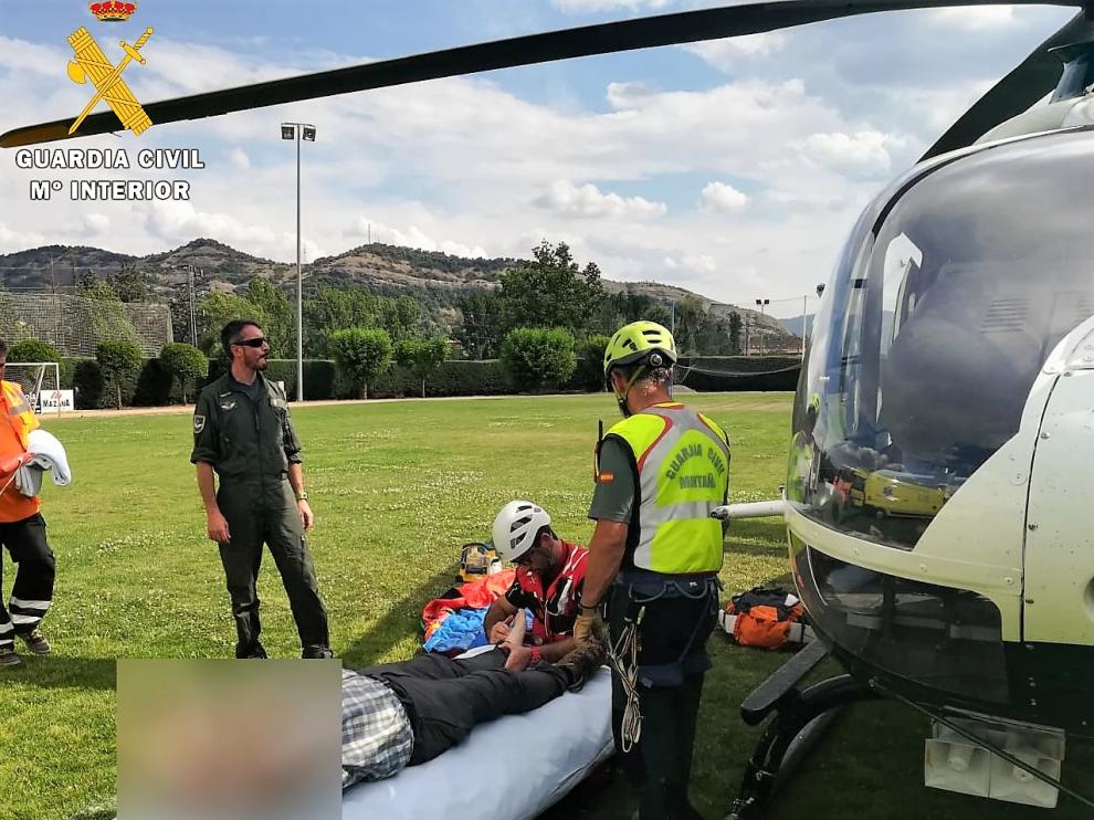 El médico del 061 atiende a un senderista alemán accidentado en la Puebla de Roda.