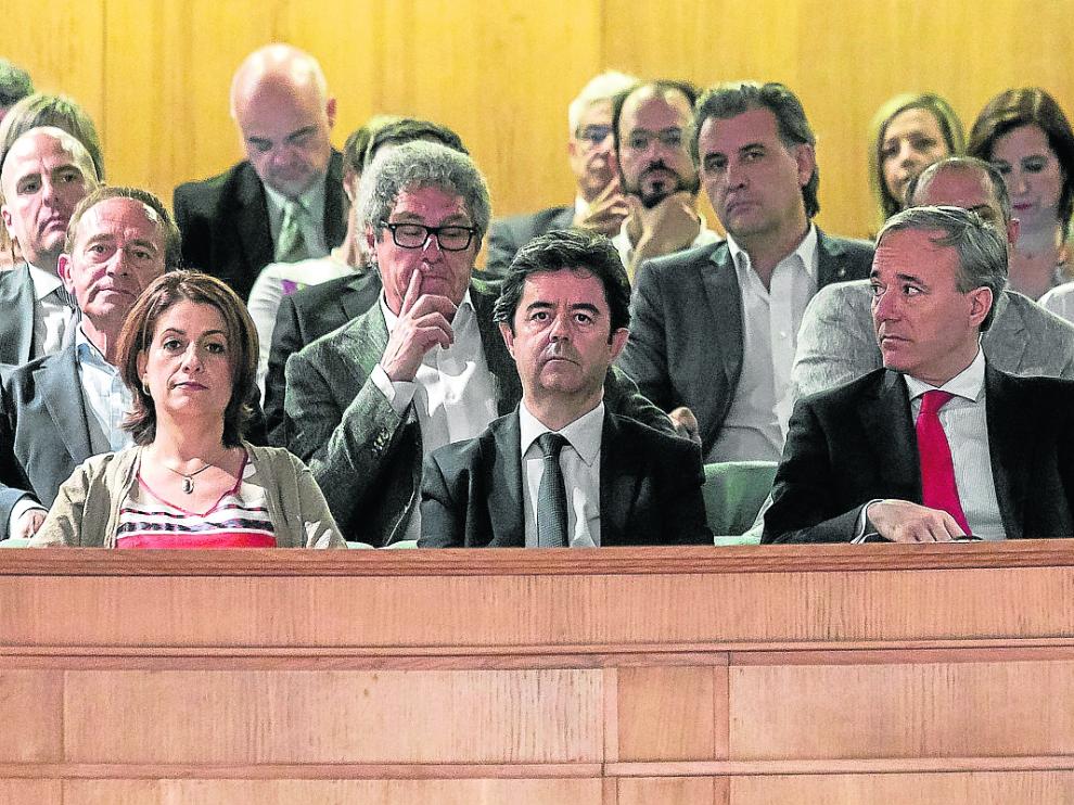 En primera fila, la alcaldesa de Teruel, Emma Buj; el de Huesca, Luis Felipe, y el de Zaragoza, Jorge Azcón