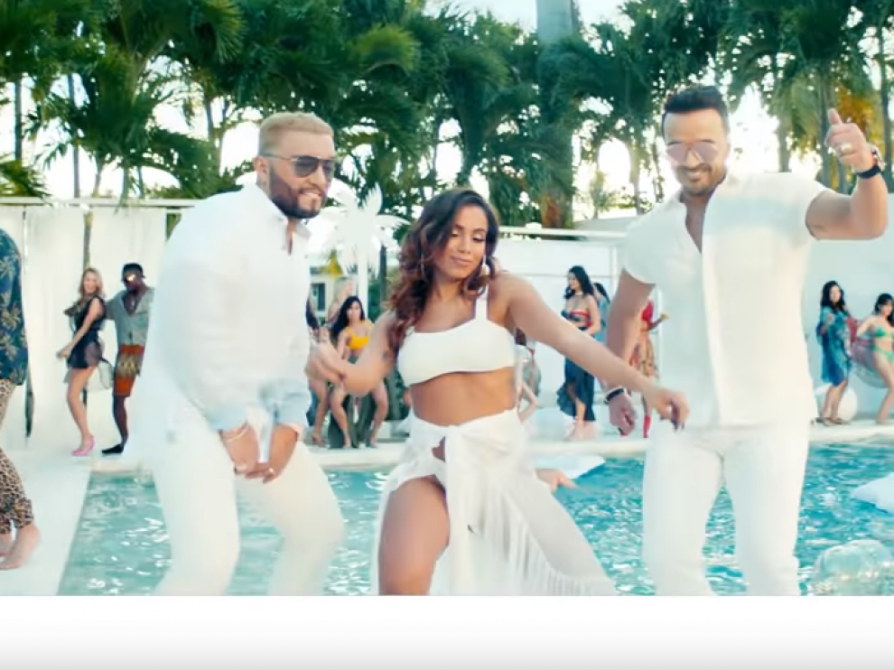 Fotograma del videoclip de 'Pa'lante' de Luis Fonsi, con Anitta y Alex Sensation.