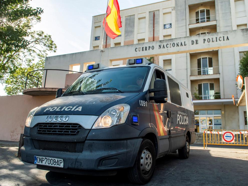 Los miembros de La Manada han sido trasladados en un furgón a la prisión desde la Jefatura Superior de Policía de la capital andaluza.