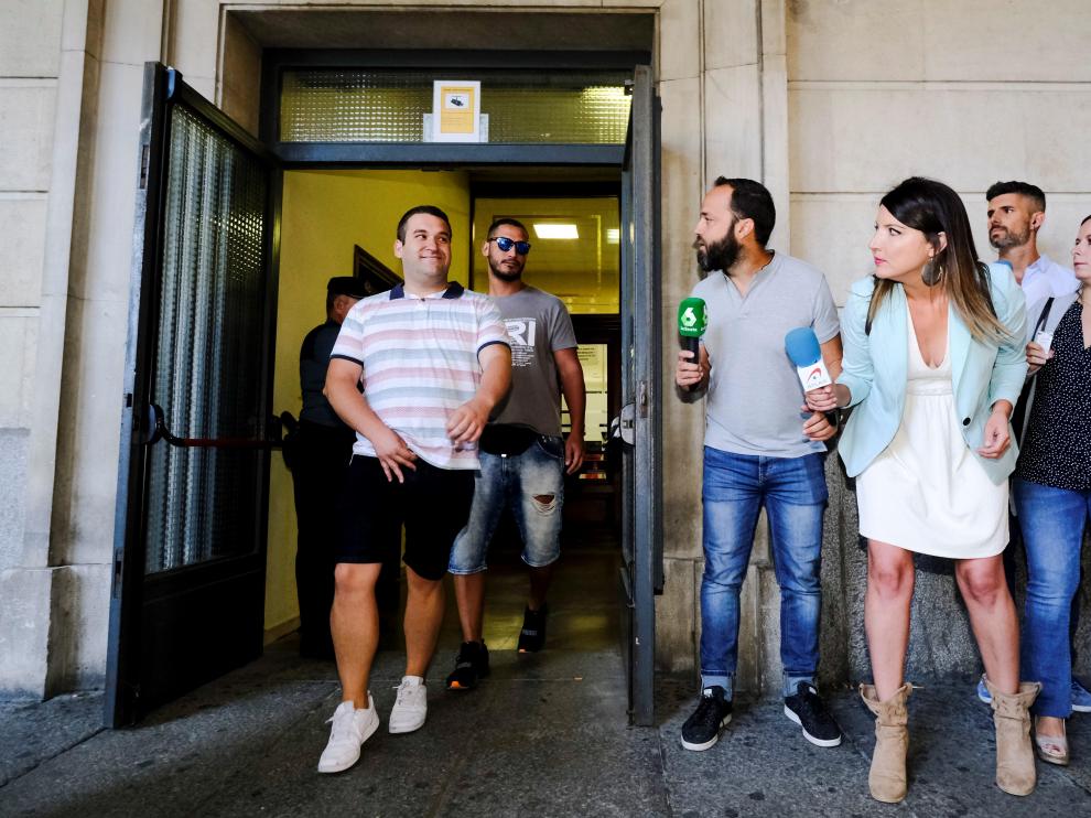 Los miembros de La Manada salen de los juzgados de Sevilla.