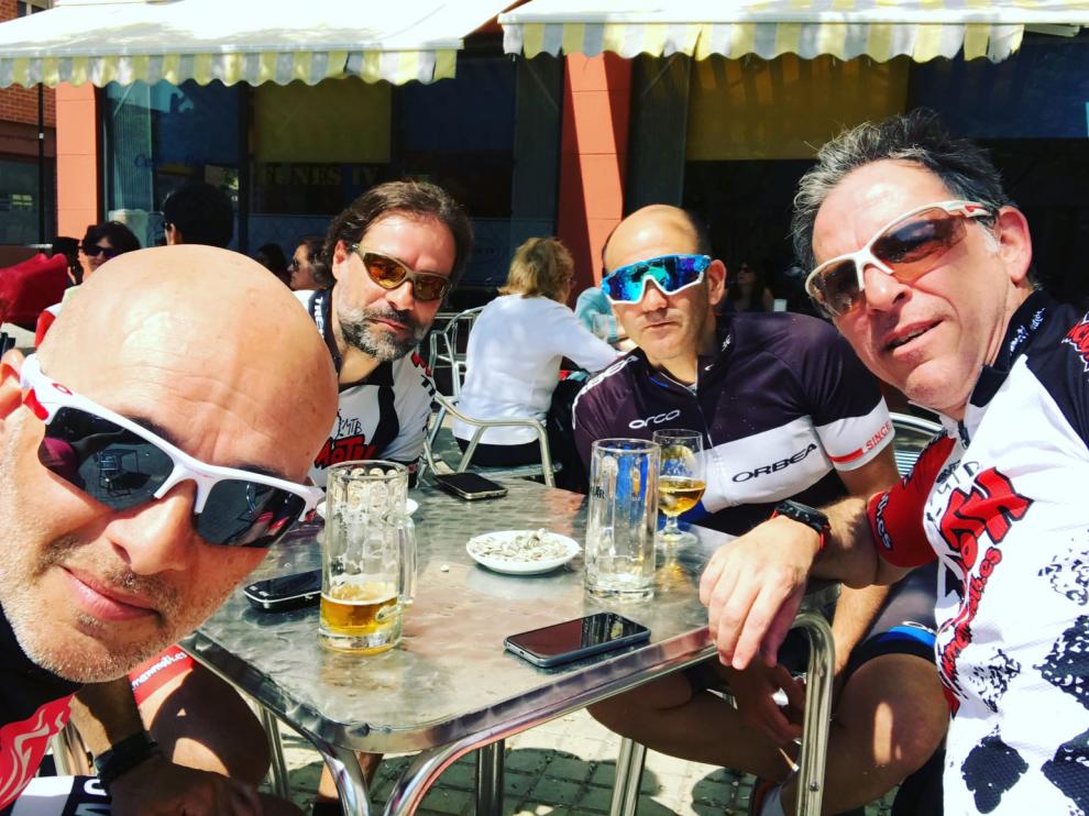 Ricardo Domingo y un grupo de amigos en la Puebla de Alfinden