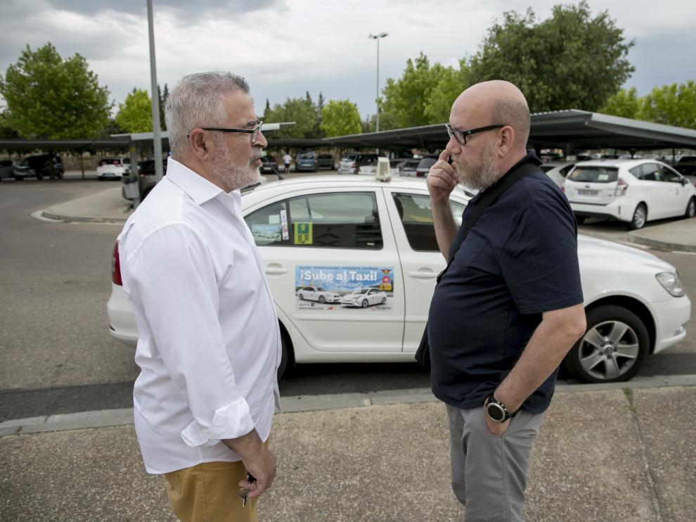 El vicepresidente de Auto-Taxi, Miguel A. Perdiguero, con la víctima (derecha), en la cooperativa.