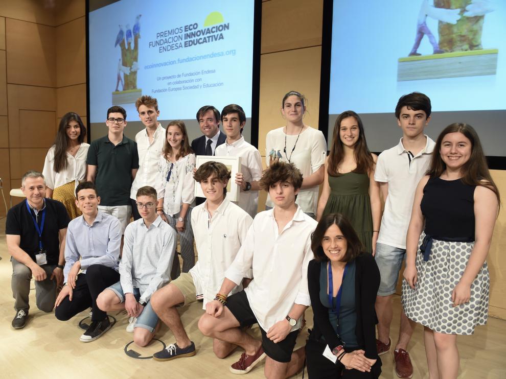 Los ganadores del colegio Sagrado Corazón – Corazonistas La Mina, ganador de la categoría 2 de los premios Ecoinnovación.