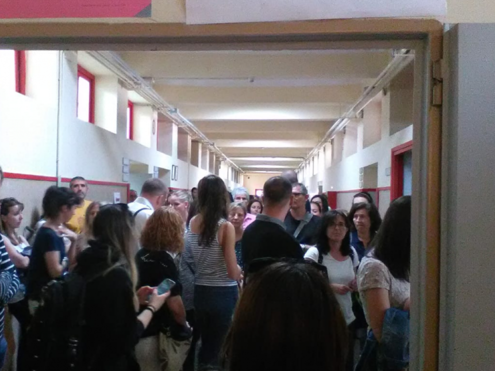 Aglomeraciones antes de comenzar el examen en el IES Goya de Zaragoza