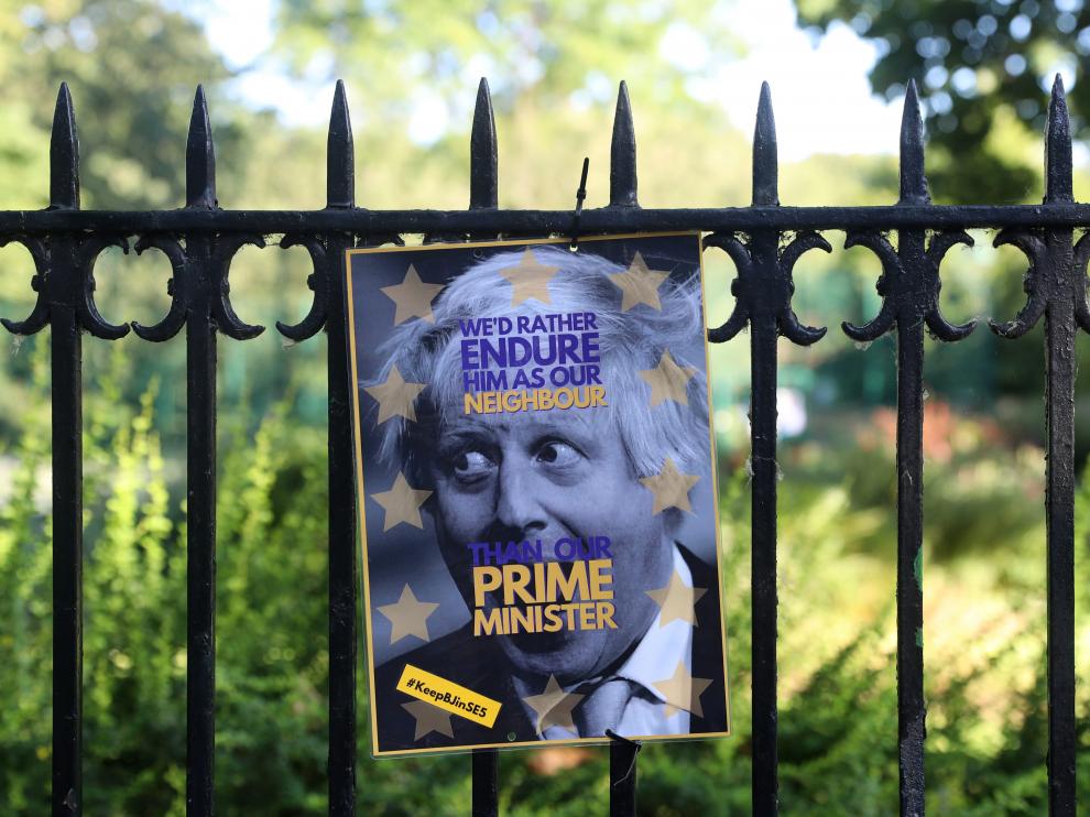 Cartel contra Boris Johnson cerca de su casa