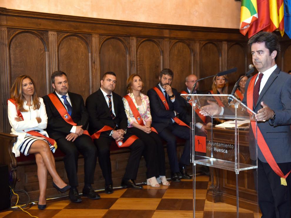 El alcalde de Huesca, Luis Felipe, durante su improvisado discurso tras ser investido por sorpresa