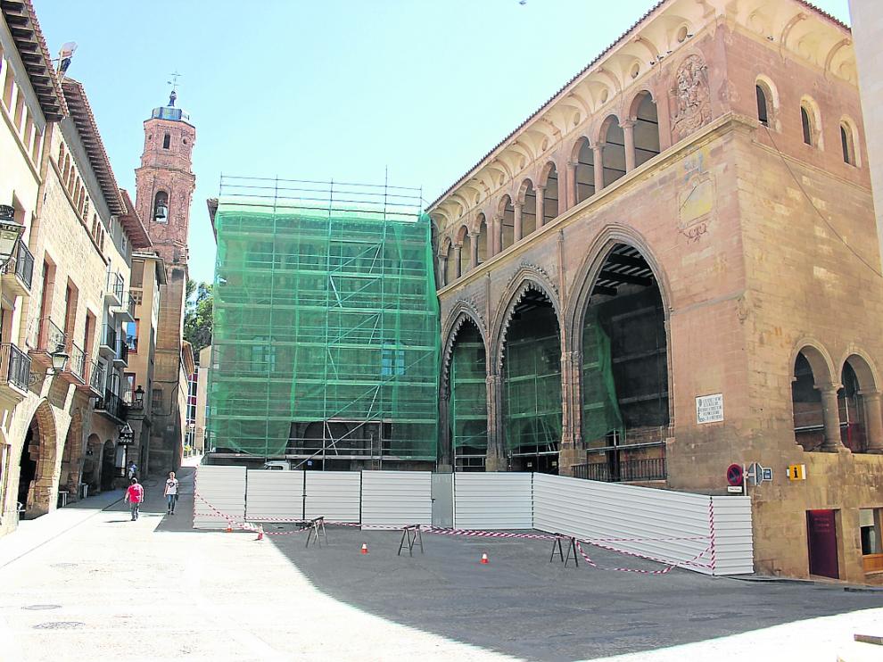 Los andamios cubren desde hace algunos días la fachada de la Casa Consistorial de Alcañiz.