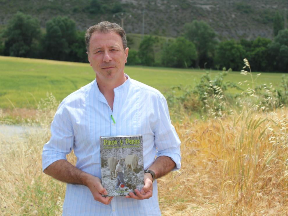 El investigador forestal Carlos Tarazona posa con su libro 'Pinos y Penas'.