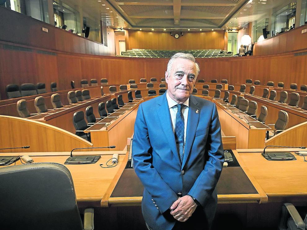 El socialista Javier Sada, tras su elección como presidente de las Cortes de Aragón, en el hemiciclo.