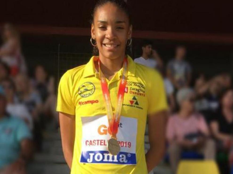 Salma posando con su medalla