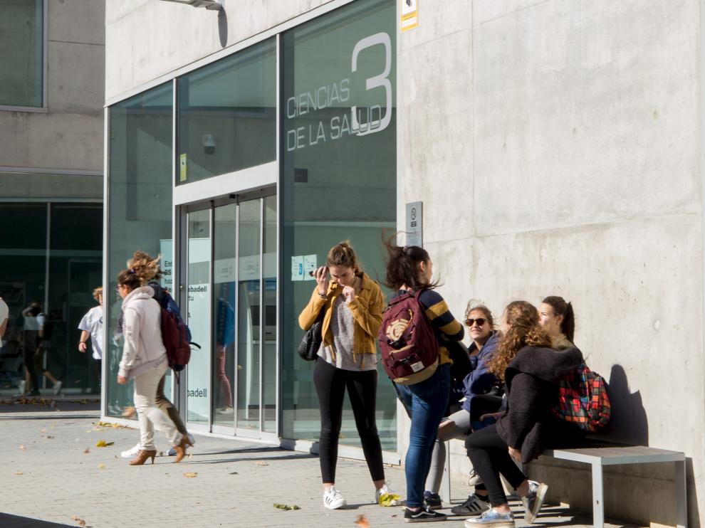 Un grupo de alumnos, en el exterior de una de las facultades de la Universidad San Jorge