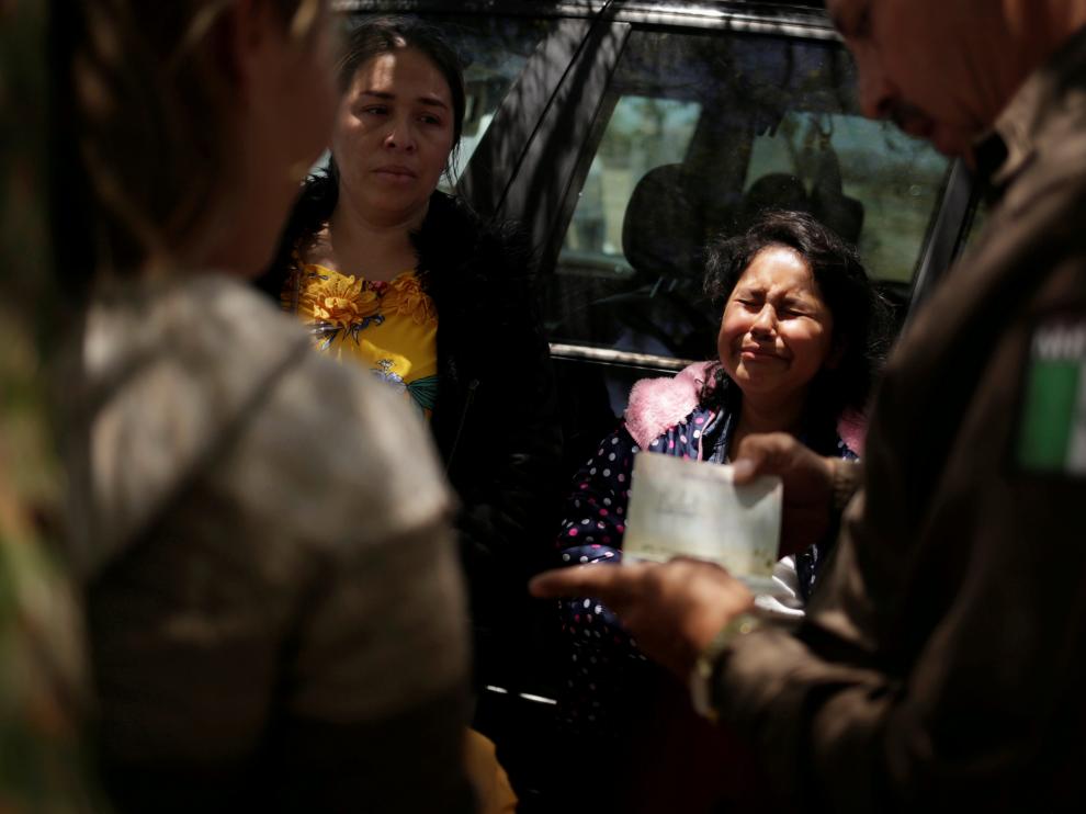 Una mujer nicaragüense llora en la frontera entre Estados Unidos y México.
