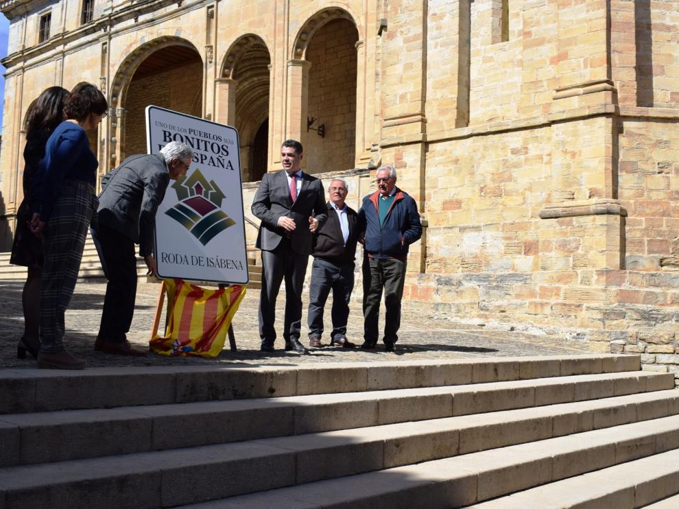 Autoridades y vecinos con la placa recibida en marzo que acredita a Roda de Isábena como uno de los pueblos más bonitos de España.