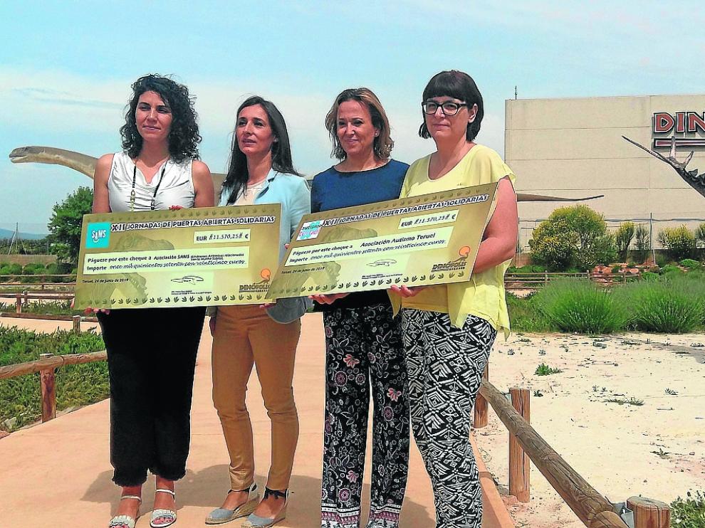 Dinópolis entregó este lunes dos cheques que suman 23.140 euros –recaudados durante las Jornadas Solidarias– a las asociaciones Síndromes Arrítmicos Relacionados con la Muerte Súbita y Autismo Teruel.