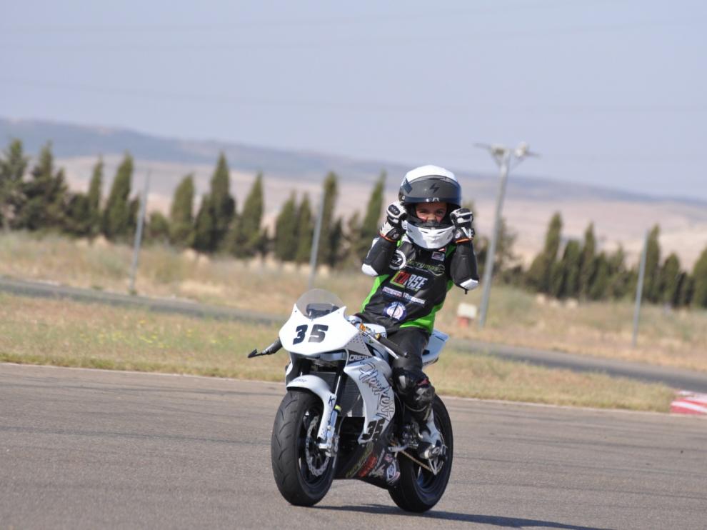 El zaragozano Miguel Bernal celebra los dos podios en el Circuito Internacional de Zuera
