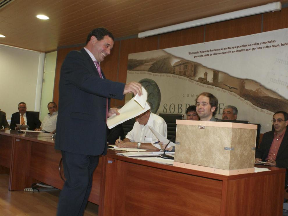 Enrique Campo deposita su voto para la constitución dela Comarca, en foto de archivo.