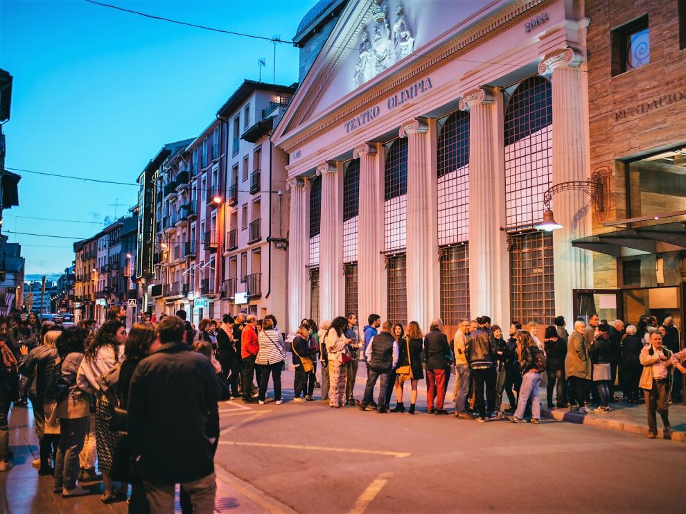 Espectadores esperando entrar a una de las sesiones de cine programadas en el Teatro Olimpia.