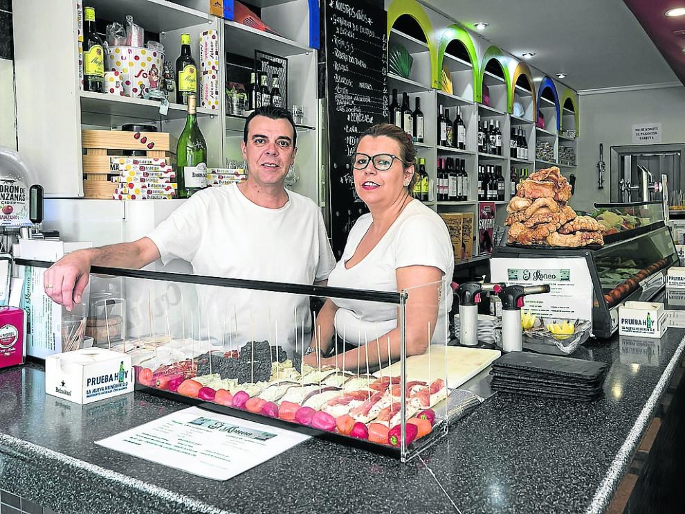 José María Pardos y Eva María Melero, en la barra de la taberna El Roneo.