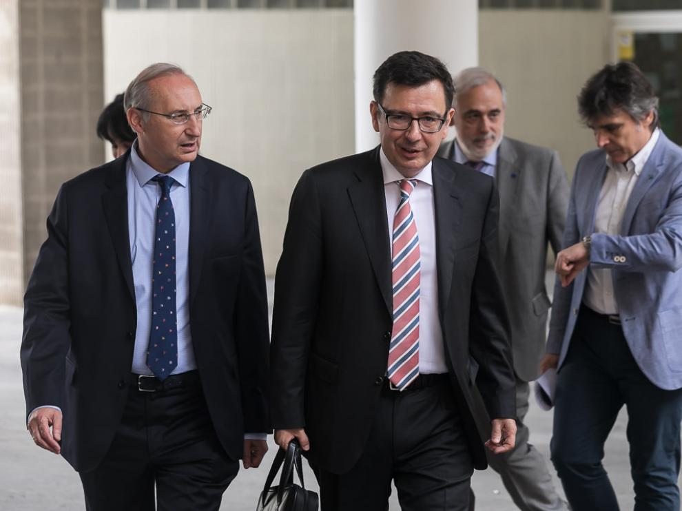 Román Escolano, este lunes, a su llegada a la Facultad de Derecho de la Universidad de Zaragoza.