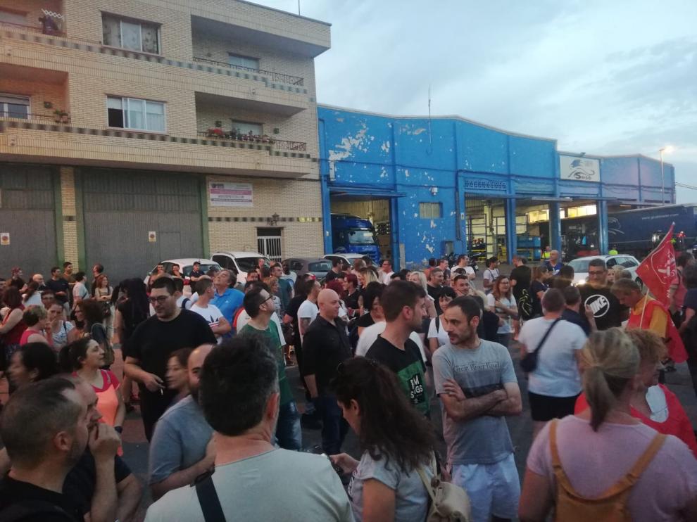 Trabajadores de Adient Alagón, ayer en huelga