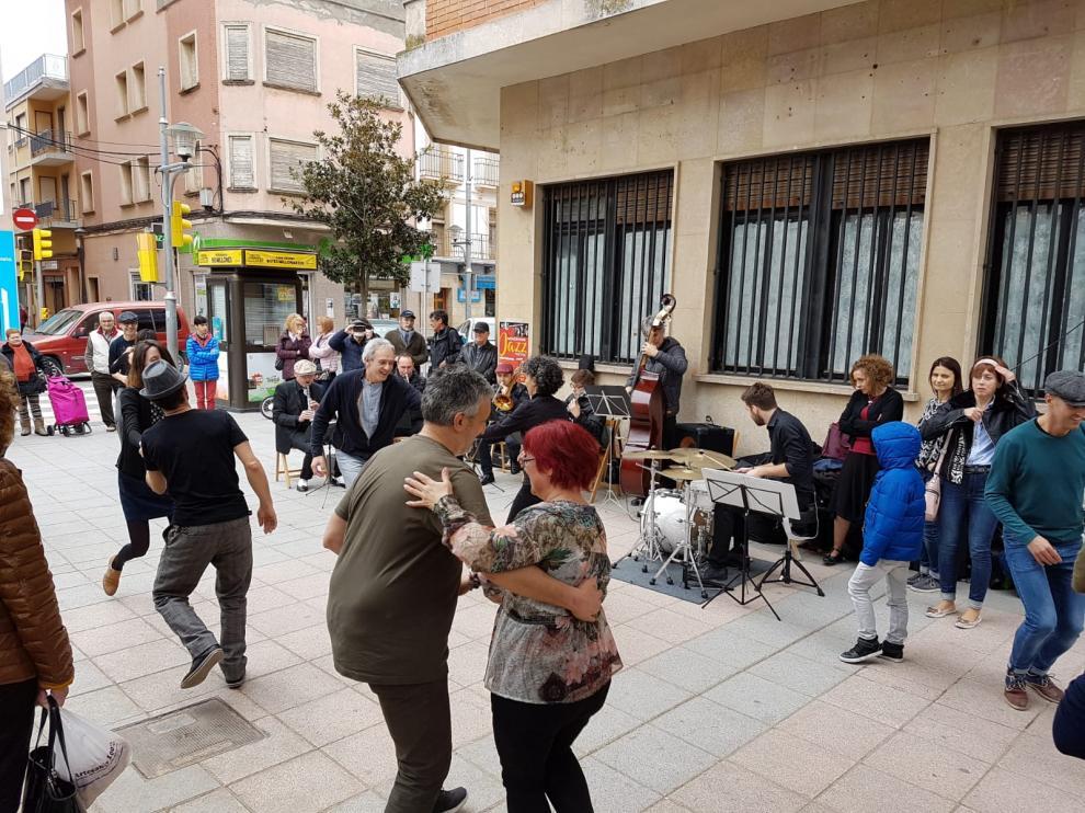 Swing en las calles de Binéfar en un evento de 2018.
